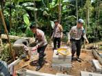 20251027_GOTONG-ROYONG-Warga-dan-pekerja-dibantu-polisi.jpg