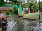 20251028_BANJIR-SEMARANG-Kondisi-banjir-di-SD-N-Sembungharjo.jpg