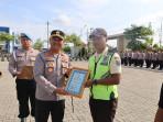 20251028_BERI-PENGHARGAAN-Polres-Sukoharjo-menggelar-apel-pagi-Commander.jpg