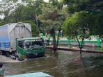 20251029-_-Truk-Terobos-Banjir-Kaligawe-Semarang.jpg