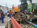 20251029_Pemkot-Semarang_Bersihkan-sampah-di-saluran.jpg