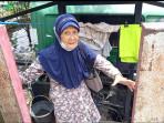 20251029_Sulistyowati-lansia-asal-Pekalongan-nekat-menerobos-banjir_1.jpg