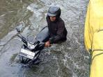 20251030_Pemotor-menerjang-banjir-di-Semarang_2.jpg