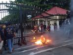 20251031_Massa-membakar-foto-Sudewo-di-gerbang-Kantor-Bupati-Pati_1.jpg