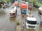 20251031_Truk-terjebak-banjir-di-Kaligawe-Semarang_1.jpg