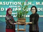 20251102_Bupati-Kendal-Dyah-Kartika-Permanasari-memberikan-tanaman_1.jpg