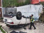 20251102_KECELAKAAN-Kondisi-mobil-yang-terjun-hingga-terbalik-di-area-parkir.jpg