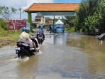 Wisatawan Nekat Liburan Meski Rob: Pesona Pantai Ngebum Kendal Tak Tergoyahkan Banjir 30 cm