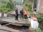 20251102_Petugas-BPBD-Cilacap-meninjau-jembatan-ambruk_1.jpg