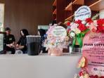 20251103_Karyawan-Pijar-Coffee-and-Eatery-menyiapkan-menu_1.jpg
