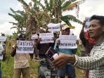 20251105_petani-hutan-membawa-poster-terhadap-perhutani-KPH-Blora_1.jpg