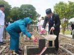 20251110_Bupati-Pati-Sudewo-dan-Atik-Kusdarwati-menabur-bunga-di-Taman-Makam-Pahlawan_1.jpg