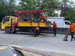 20251119_TAMBAL-LUBANG-JALAN-Petugas-melakukan-penambalan.jpg