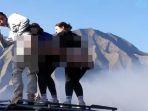 3-Turis-asing-yang-pamer-pantat-saat-berfoto-di-Bromo.jpg