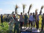 ANGKAT-PADI-Sekretaris-Daerah-Kabupaten-Tegal-Amir-Makhmud-tengah-kemeja-putih-be.jpg