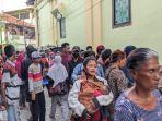 ANTREAN-Para-warga-yang-mengantre-dibelakang-Masjid-Agung.jpg