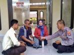 Aiptu-Supriyanto-kanan-saat-mengembalikan-tas-berisi-uang-milik-pemudik.jpg