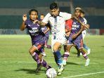 Aksi-Gelandang-PSIS-Semarang-Jonathan-Cantillana-Zorilla-Jersey-putih.jpg