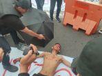 Aksi-teatrikal-polisi-tembak-pelajar-dilakukan-saat-demonstrasi-di-depan-Mapolda-Jateng-2.jpg