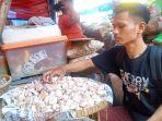 Aktivitas-sejumlah-pedagang-bawang-putih-di-Pasaran-Karangayu-Kota-Semarang.jpg