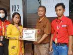 Alfamart-memberikan-bantuan-bahan-makanan-pokok-bagi-wa.jpg