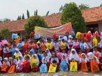 Alumni-SDN-Plelen-02-Gringsing-saat-berbagi-hadiah-alat-tulis-di-Hari-Guru-Nasional.jpg