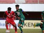 Alwi-Slamat-saat-berebut-bola-di-laga-Persebaya-vs-Persis-Solo-di-Stadion-Maguwoharjo.jpg