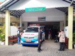 Ambulance-yang-membawa-jenazah-Mantan-Wali-Kota-Batu-Eddy-Rumpoko.jpg