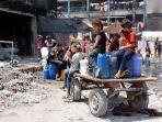 Anak-anak-Palestina-duduk-di-gerobak-yang-penuh-dengan-jerigen.jpg