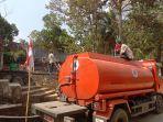 Anggota-BPBD-droping-air-bersih-di-Jatirogo-Karanganyar.jpg