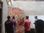 Anggota-BPBD-mendampingi-Tim-dari-BRIN-mengecek-dampak-longsor.jpg