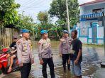 Anggota-Bidpropam-Polda-Jawa-Tengah-berbincang-dengan-warga.jpg