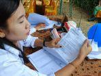Anggota-KPPS-TPS-08-membawa-undangan-tasyakuran-saat-mencoblos.jpg