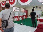 Anggota-KPPS-melakukan-persiapan-di-TPS-12-Sumber-Banjarsari-Solo.jpg
