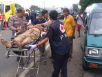 Anggota-PMI-dan-polisi-mengevakuasi-pengemudi-mobil.jpg