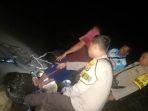 Anggota-Polisi-saat-mengecek-lokasi-ditemukannya-korban-yang-hilang-saat-cuci-motor.jpg