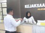 Anggota-Polresta-Cilacap-saat-akan-menyerahkan-berkas-perkara-tahap-satu-kasus-perundungan.jpg