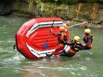 Anggota-SAR-Semarang-saat-mengikuti-pelatihansertifikasi-arung-jeram.jpg