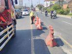 Anggota-Satlantas-Polres-Demak-sedang-mengatur-Lalu-lintas-di-jalan-pantura-Semarang-Demak.jpg