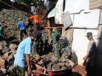 Anggota-dari-Koramil-03Gringsing-Kodim-0736Batang-bersama-warga.jpg