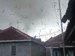 Angin-puting-beliung-merusak-atap-rumah-di-Jawa-Barat.jpg