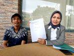 Anisah-dan-Supriyadi-menunjukan-surat-pengaduan-ke-Polda-Jateng.jpg