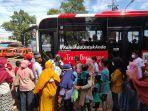 Antrean-calon-penumpang-di-Halte-Pasar-PON-Purwokerto.jpg