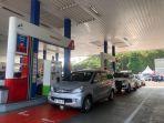 Antrean-pembelian-BBM-di-rest-area.jpg