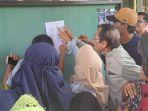 Antusiasme-para-orang-tua-murid-melihat-papan-pengumuman-daftar-peserta-didik.jpg