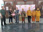 Area-Manager-Alfamart-Catur-Fitri-Suryono-saat-menyerahkan-paket-bi.jpg