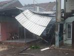 Atap-rumah-yang-diterjang-angin-puting-beliung-di-Desa-Sidogemah-Demak.jpg