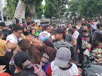 BAGI-TAKJIL-Keramaian-warga-saat-berebut-takjil-gratis-yang-dibagikan-Universitas-Terbuka.jpg