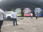 BALIK-GRATIS-Suasana-petugas-saat-melakukan-rampcheck-di-PO-Bus-Mekarsa.jpg