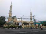 BANGUNAN-MASJID-Suasana-jalan-di-depan-Masjid-Agung-Purb.jpg